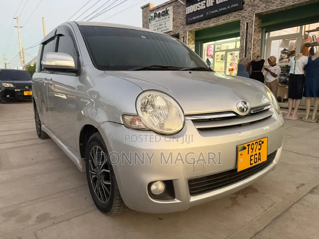 Toyota Sienta 2013 Silver