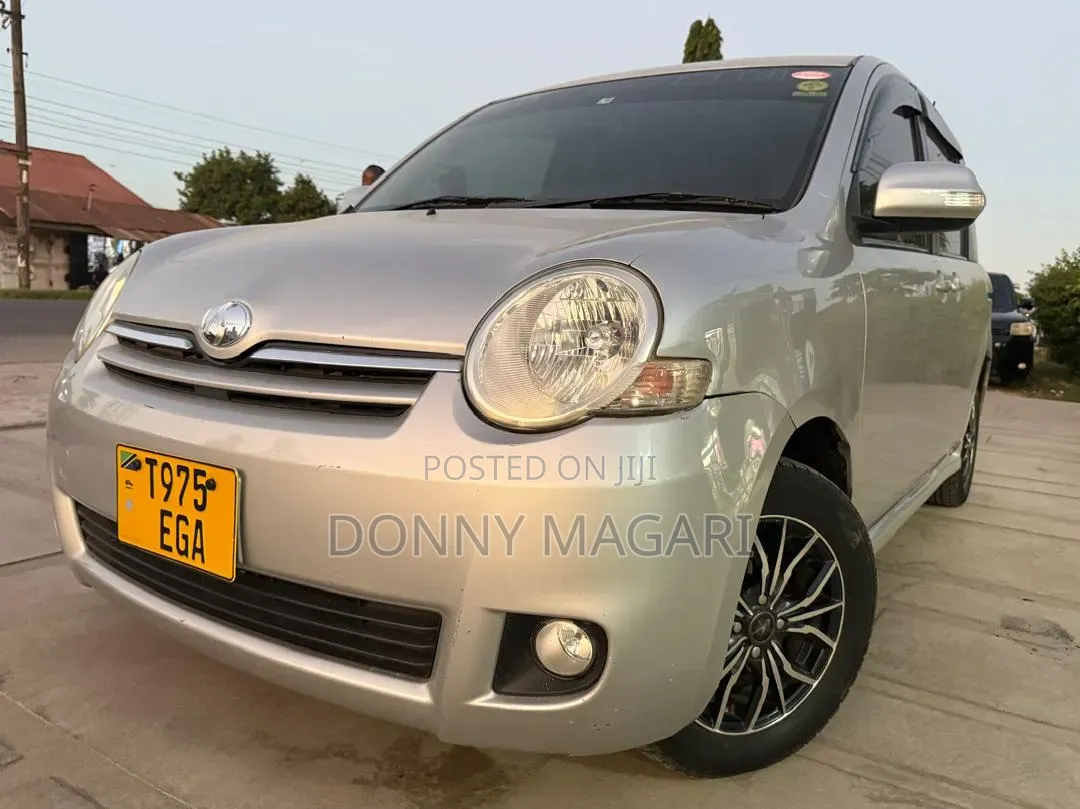 Toyota Sienta 2013 Silver