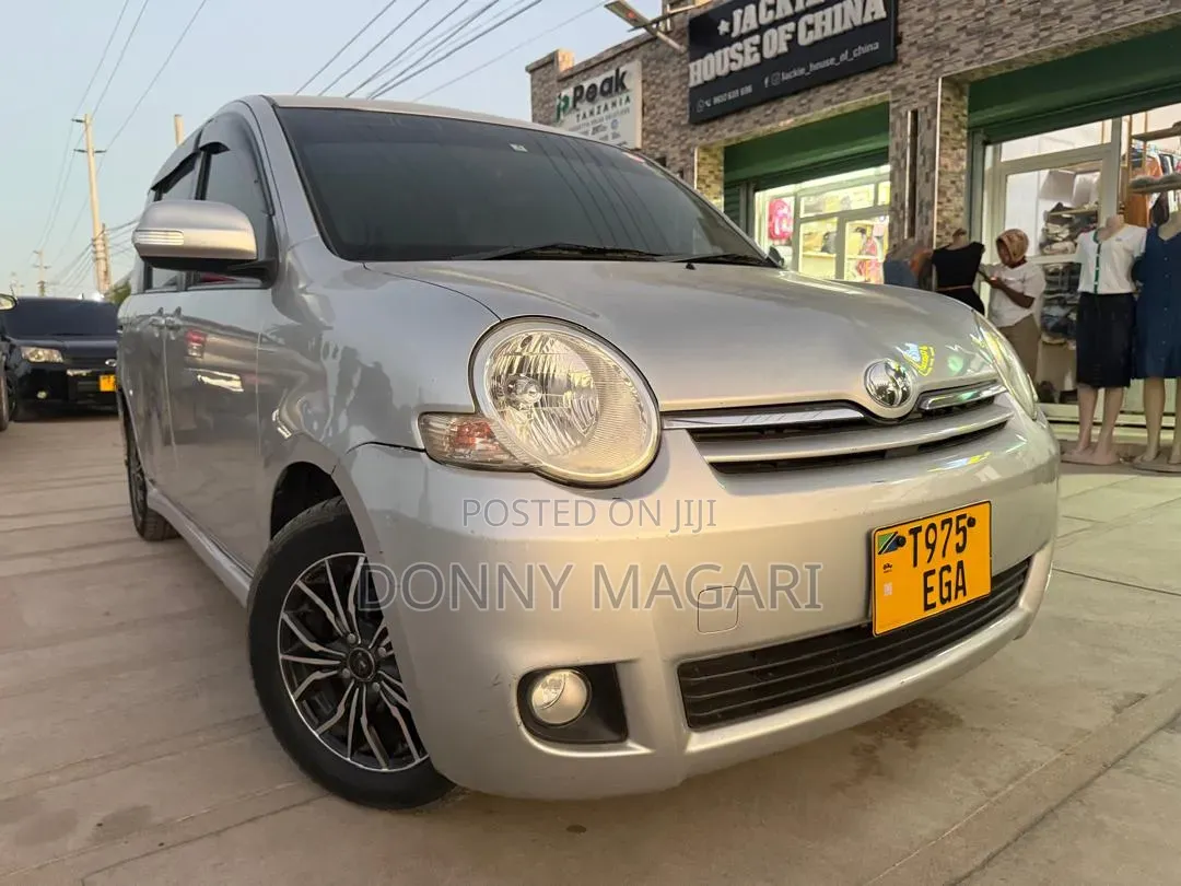 Toyota Sienta 2013 Silver