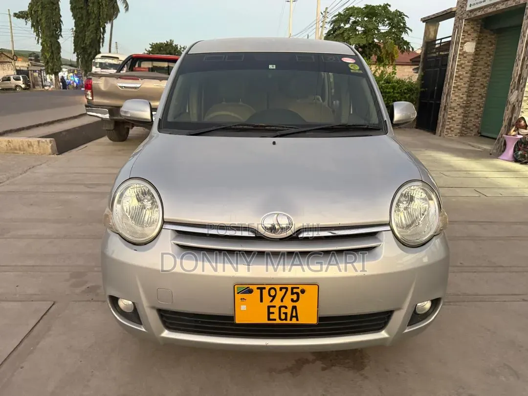 Toyota Sienta 2013 Silver