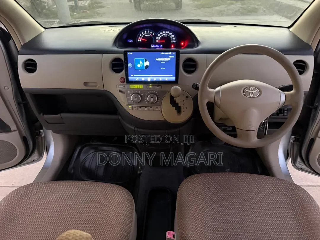 Toyota Sienta 2013 Silver