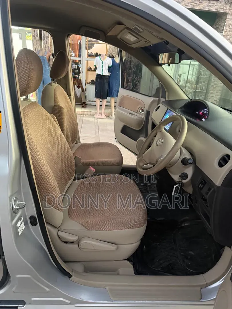 Toyota Sienta 2013 Silver