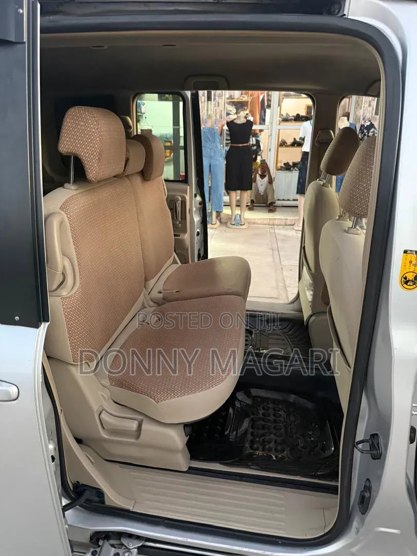 Toyota Sienta 2013 Silver