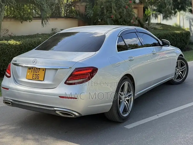 Mercedes-Benz E200 2017 Silver
