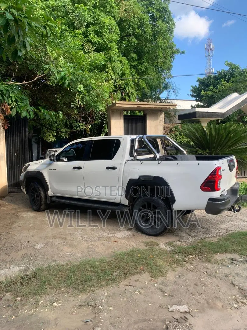 Toyota Hilux 2024 White