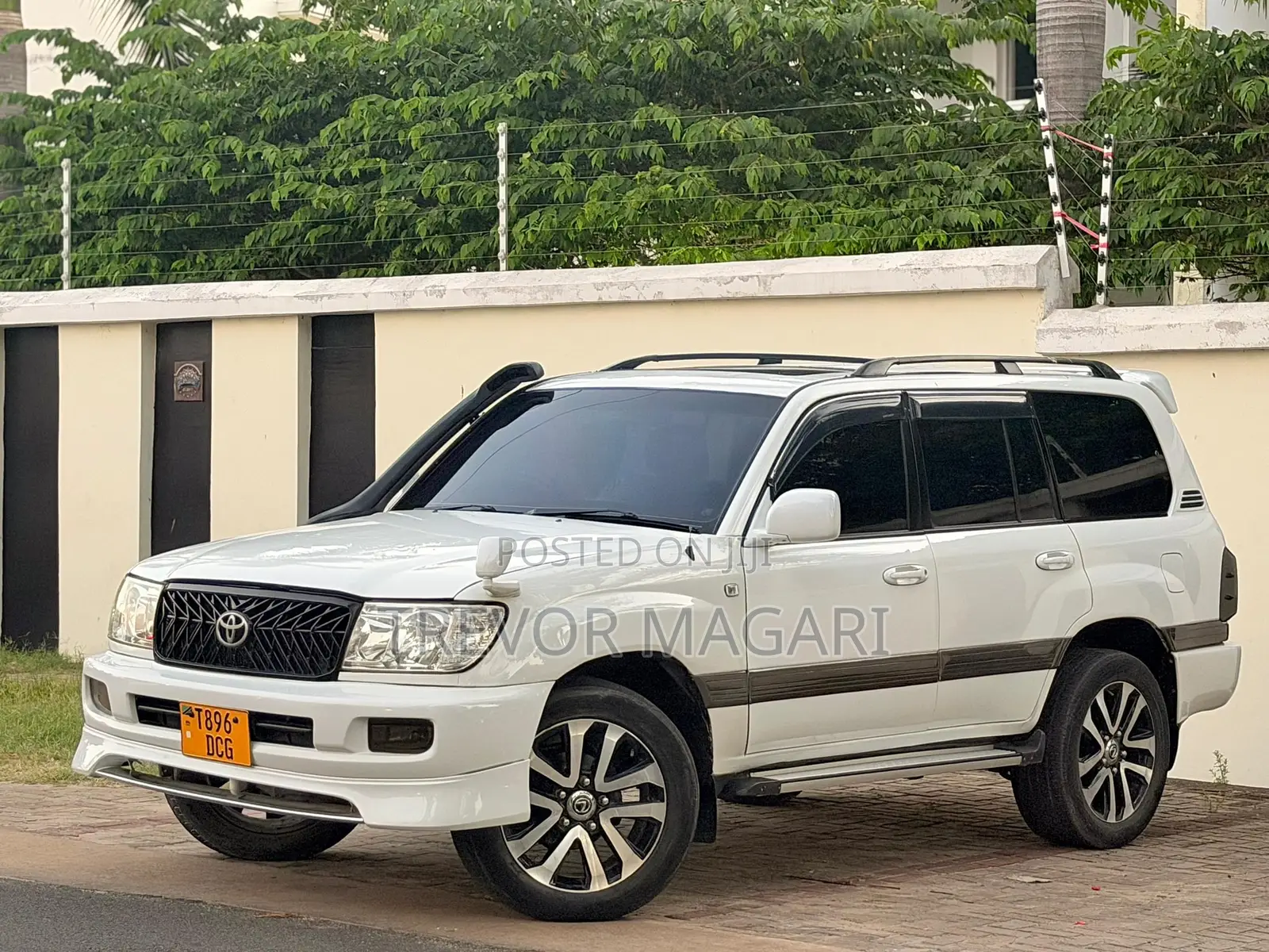 Toyota Land Cruiser 2001 White