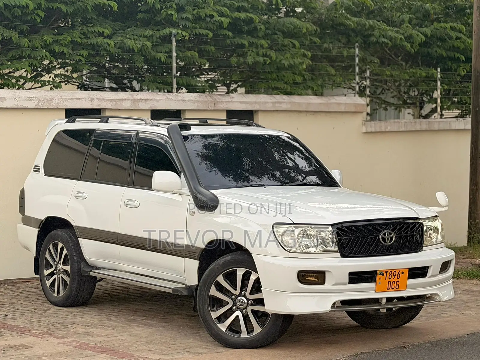 Toyota Land Cruiser 2001 White