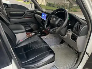 Toyota Land Cruiser 2001 White