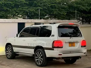 Toyota Land Cruiser 2001 White