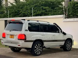 Toyota Land Cruiser 2001 White