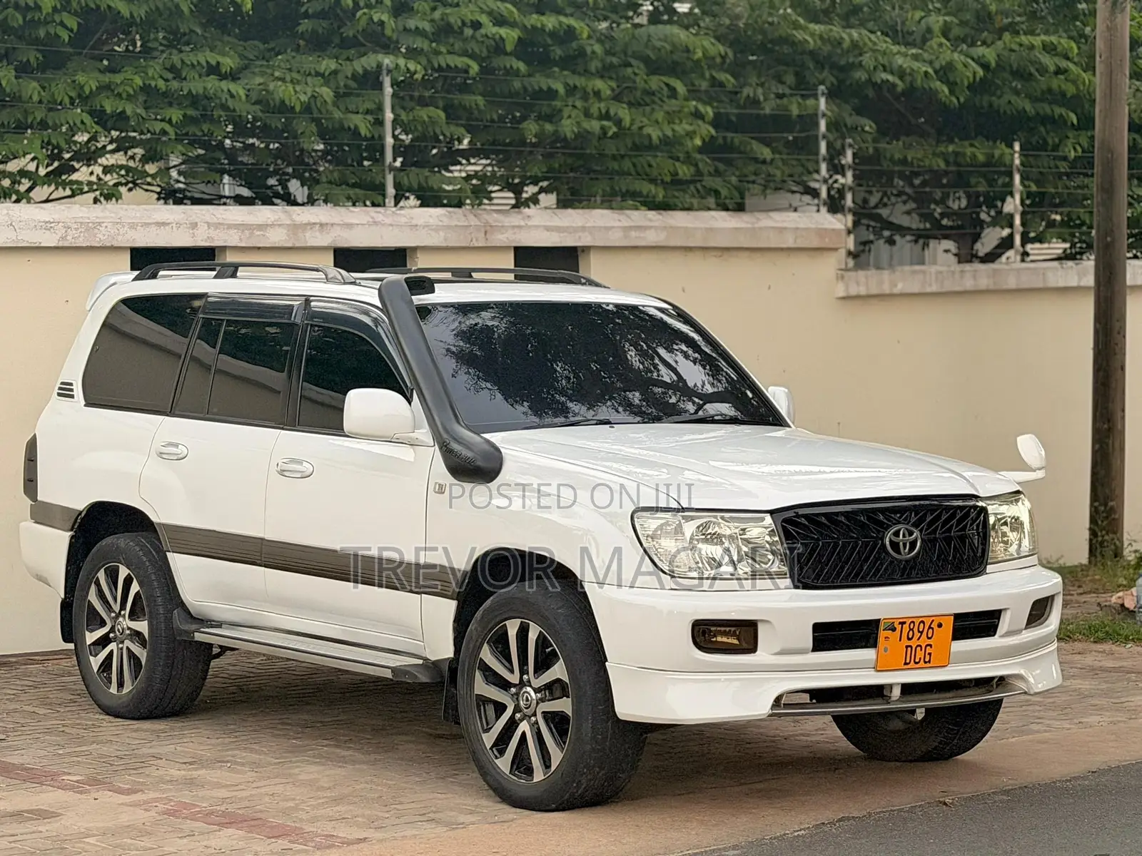 Toyota Land Cruiser 2001 White