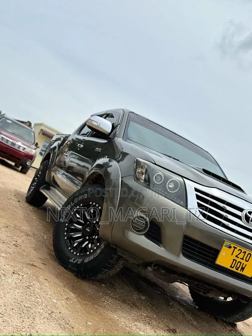 Toyota Hilux 2014 Gold