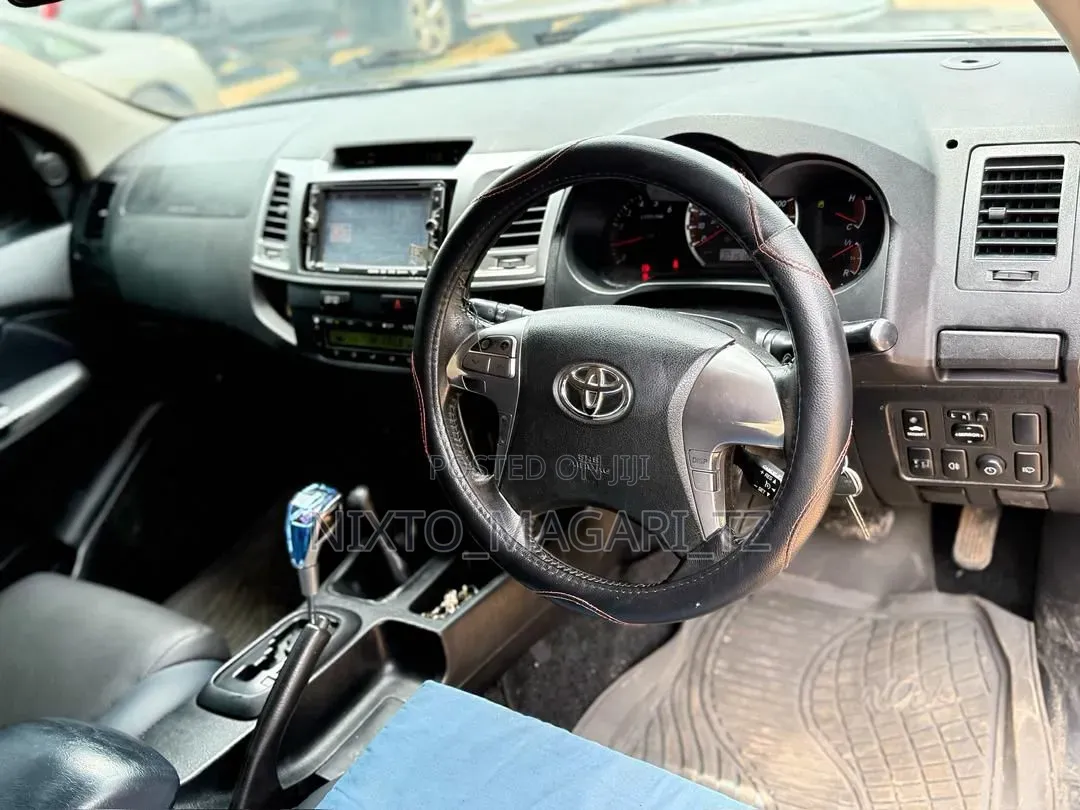 Toyota Hilux 2014 Gold
