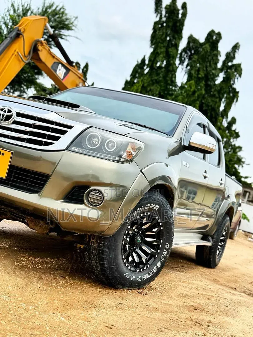 Toyota Hilux 2014 Gold
