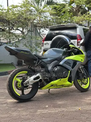 Honda CBR 2010 Purple