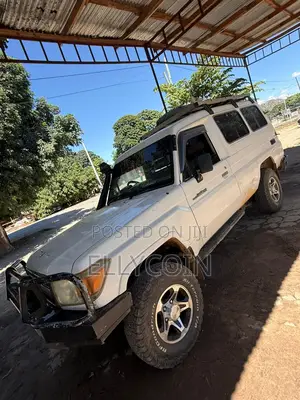 Toyota Land Cruiser 2010 White
