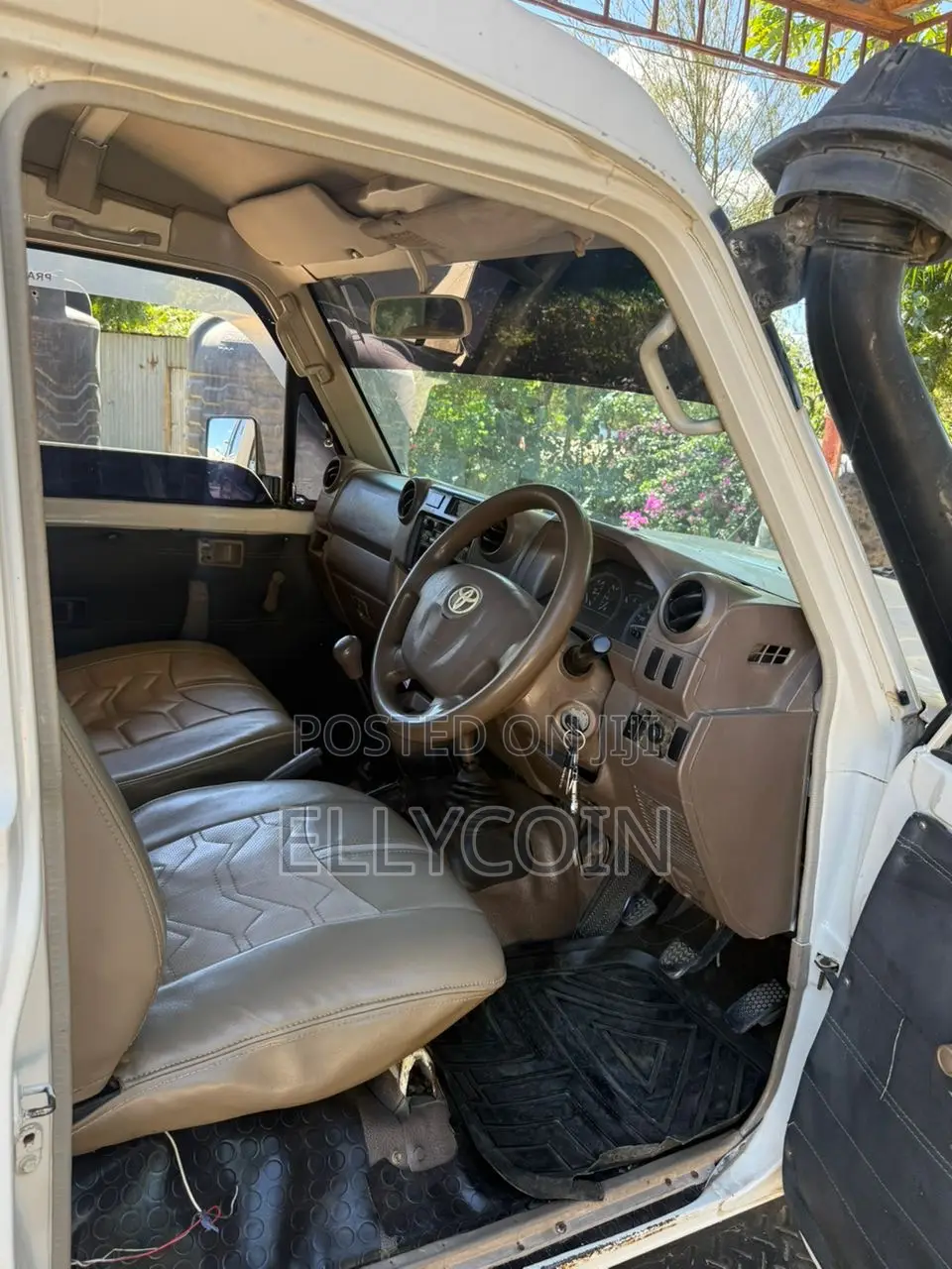 Toyota Land Cruiser 2010 White