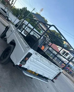 Land Rover Defender 1999 White