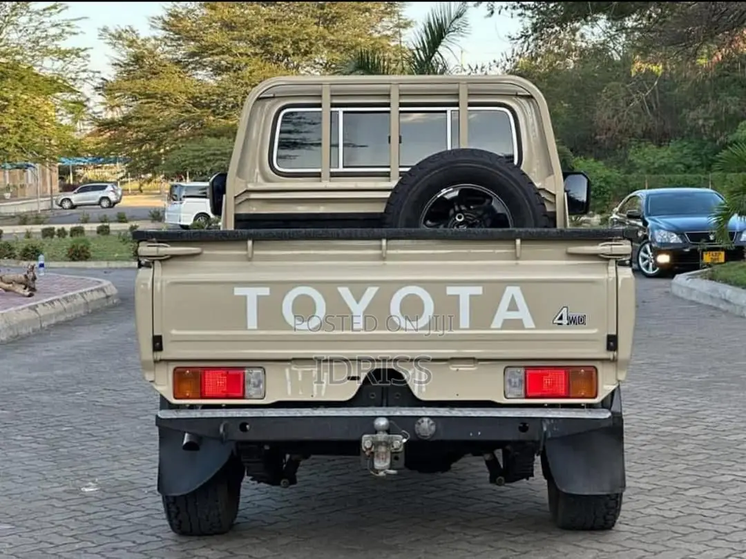 Toyota Land Cruiser 2022 Gold