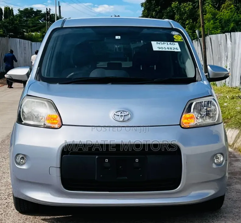 Toyota Porte 2015 Silver