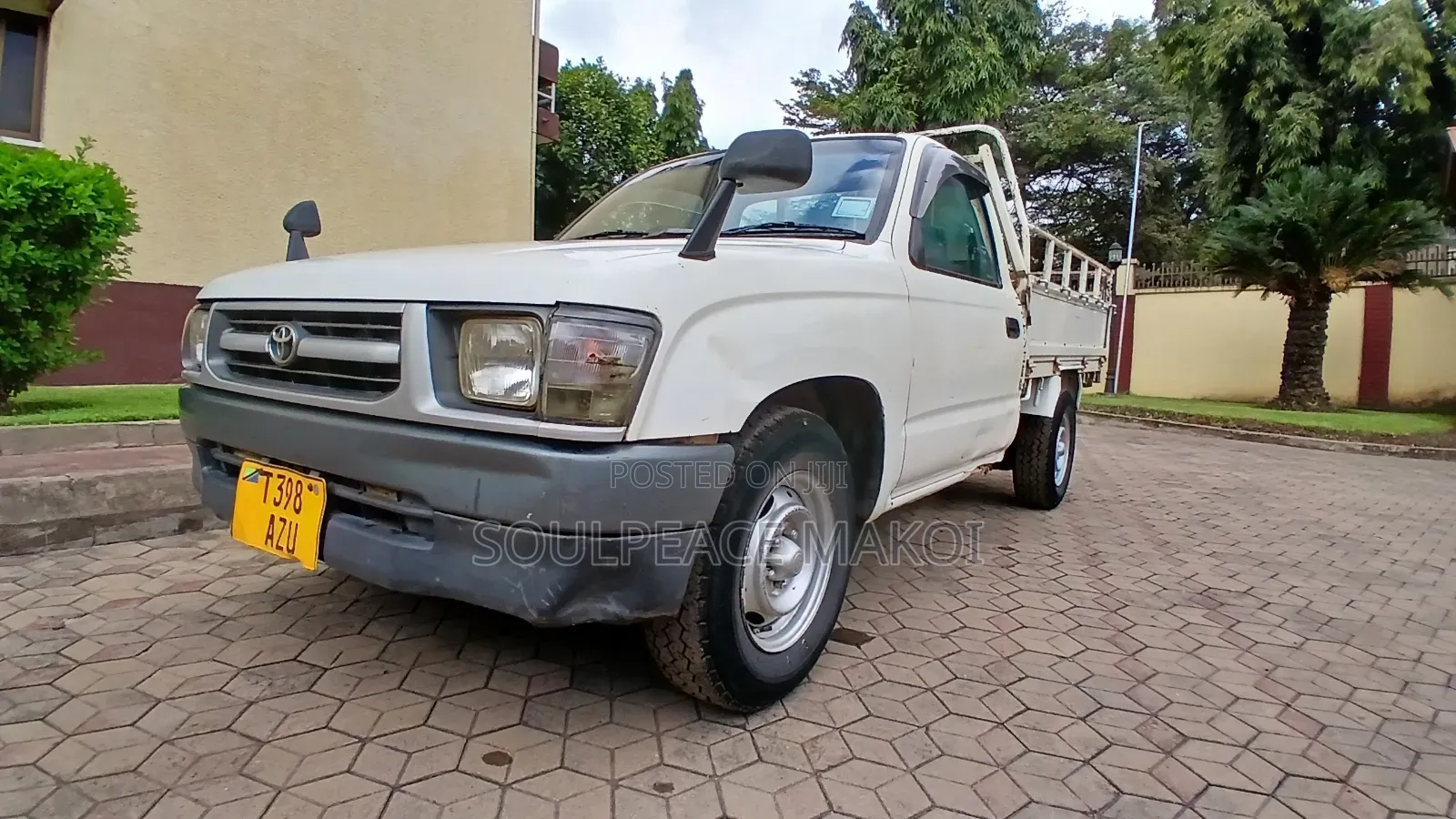 Toyota Hilux 2001 White