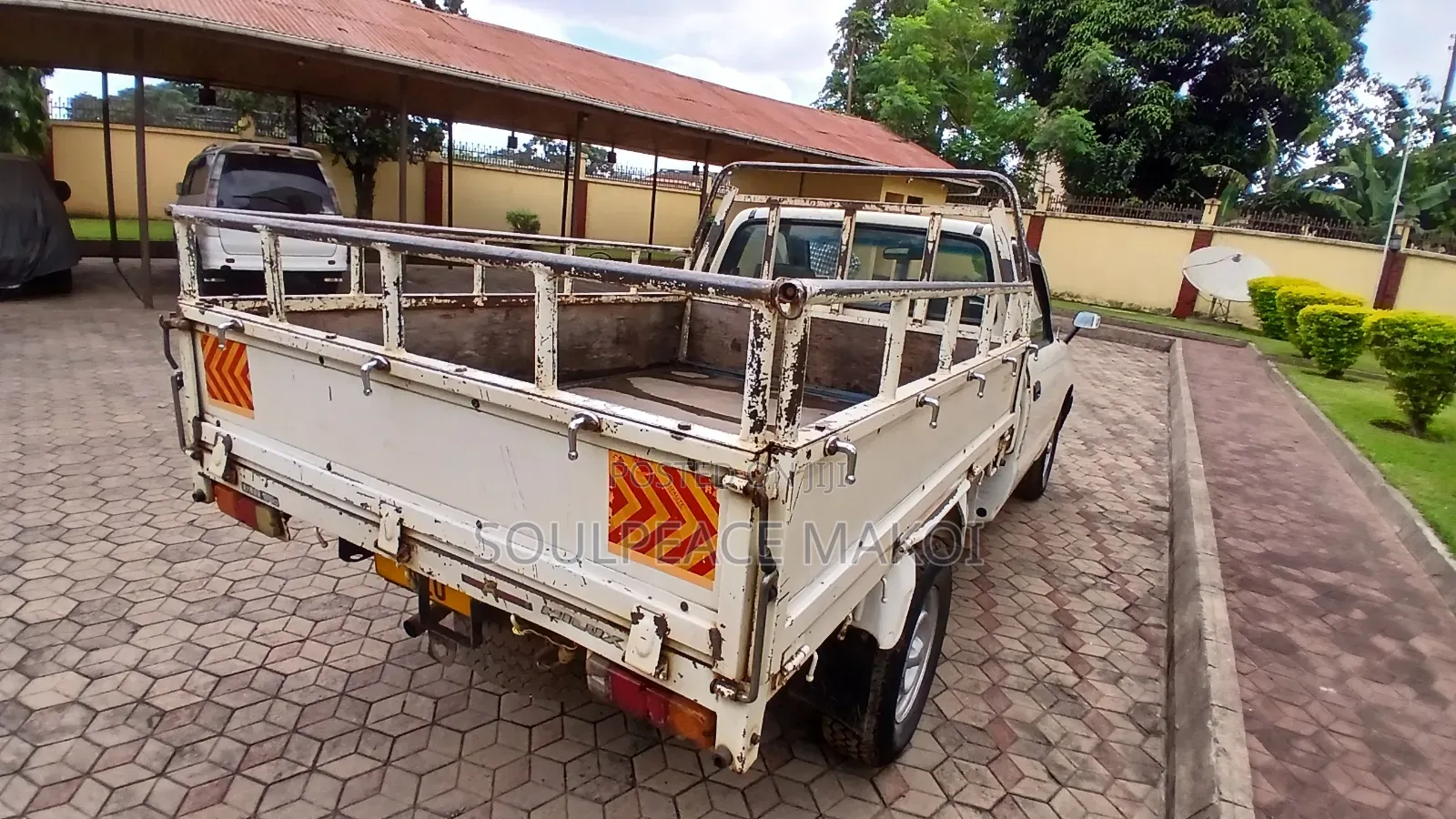 Toyota Hilux 2001 White