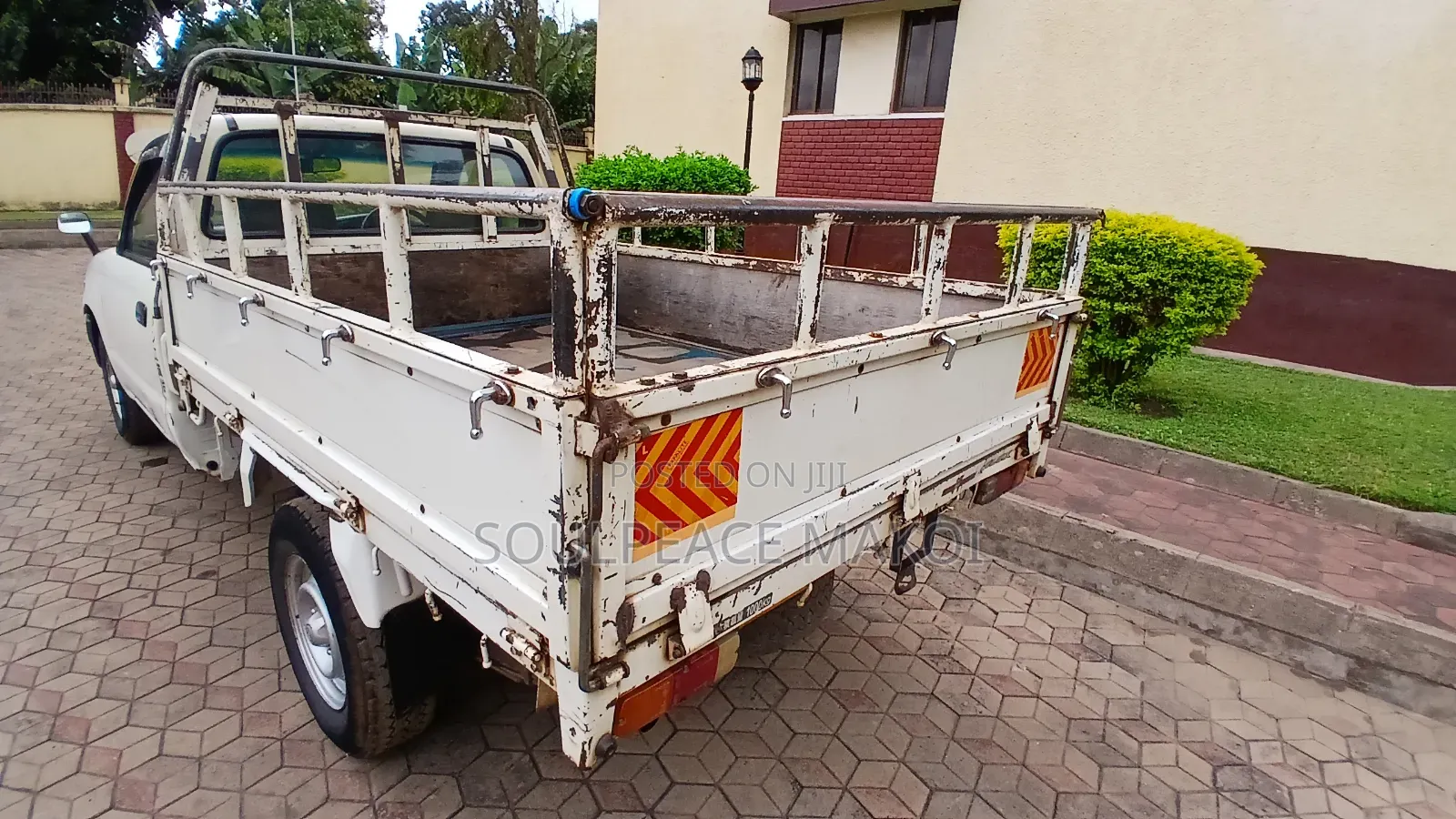 Toyota Hilux 2001 White