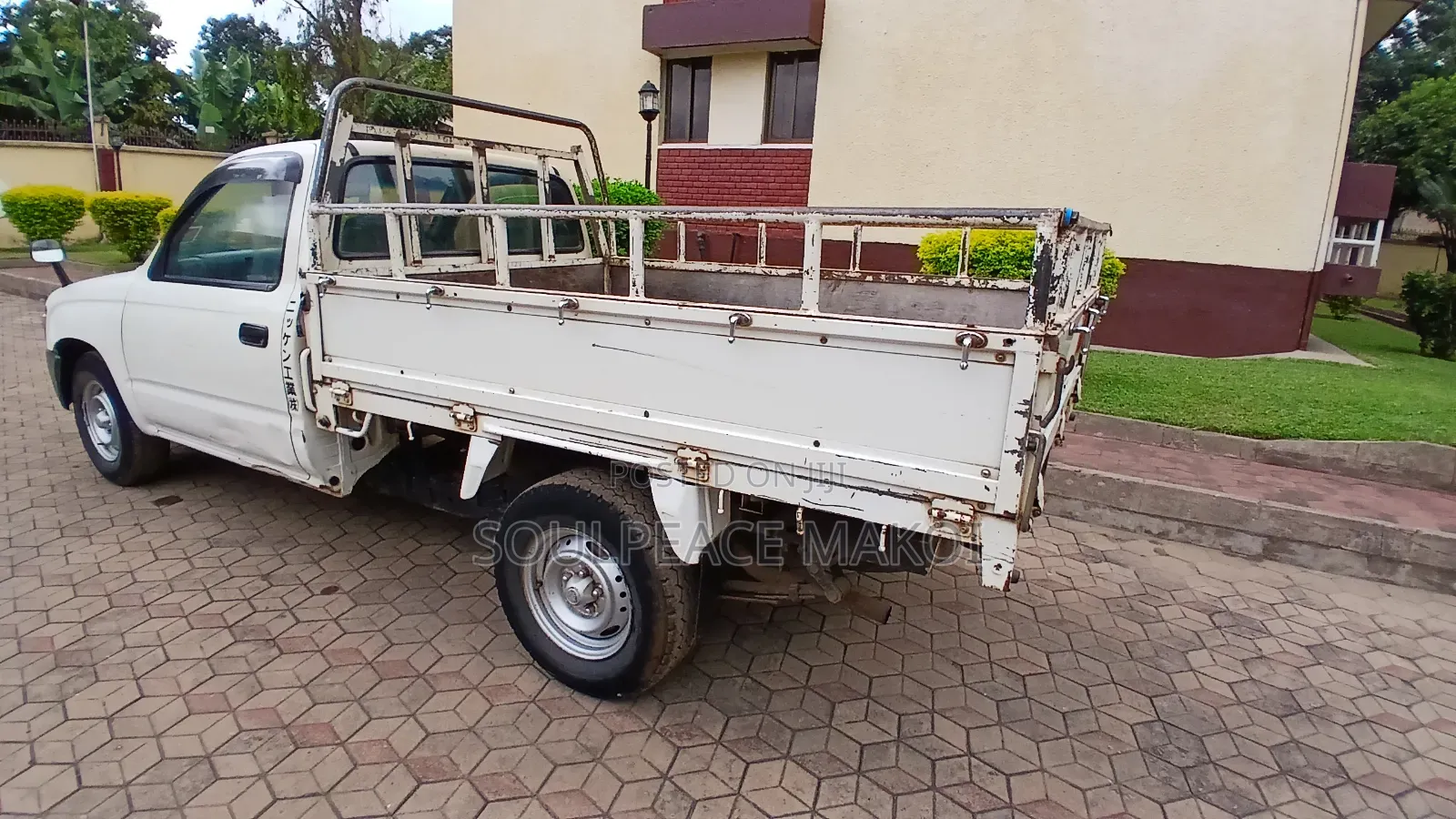 Toyota Hilux 2001 White