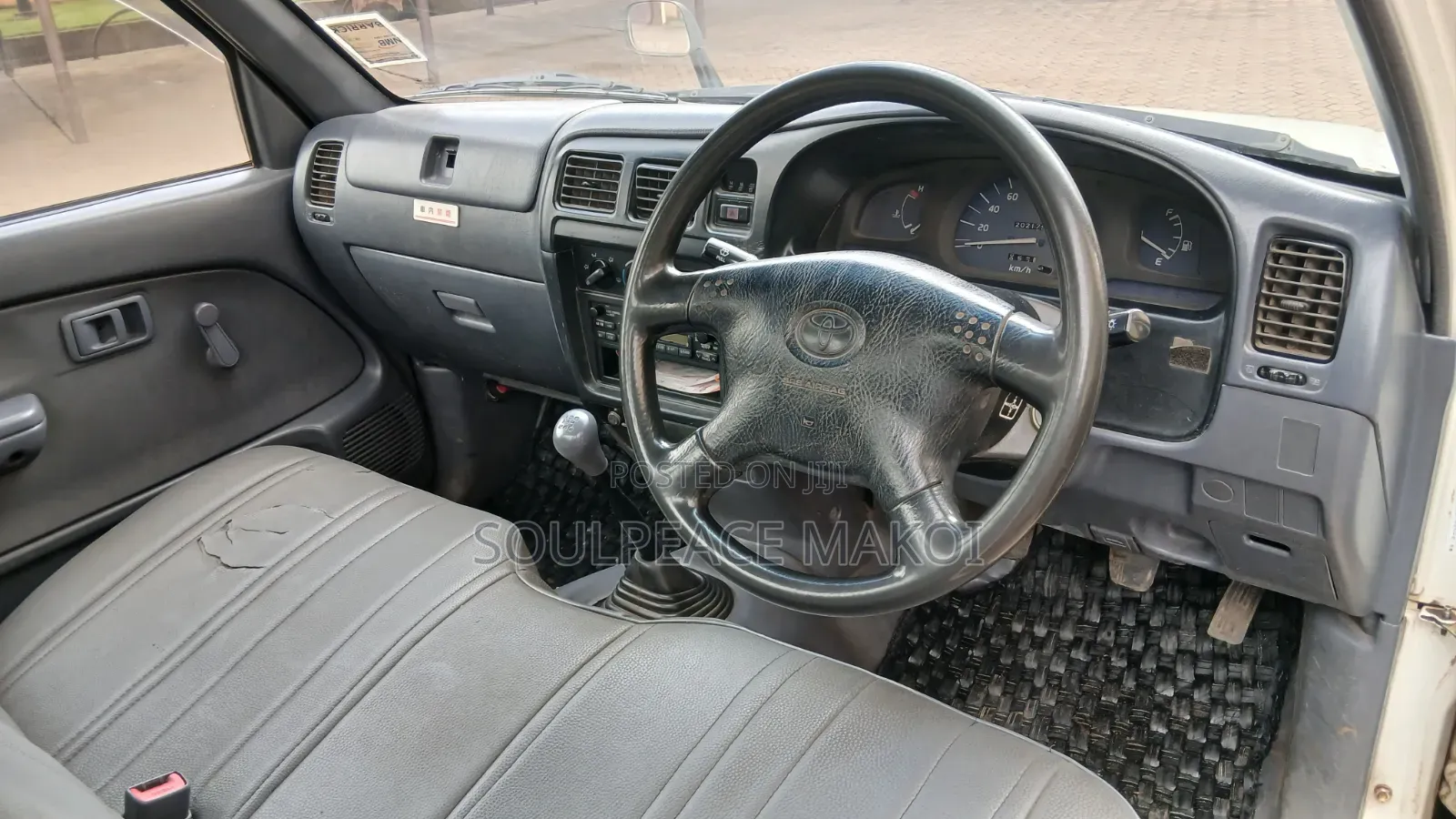 Toyota Hilux 2001 White