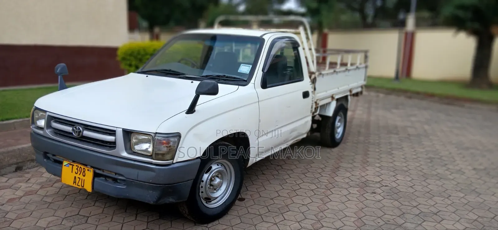 Toyota Hilux 2001 White