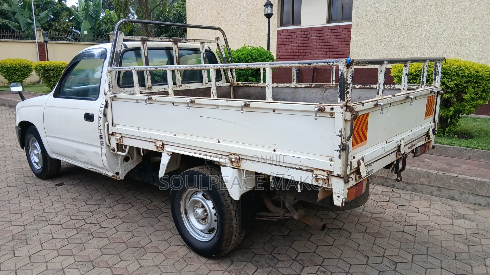 Toyota Hilux 2001 White