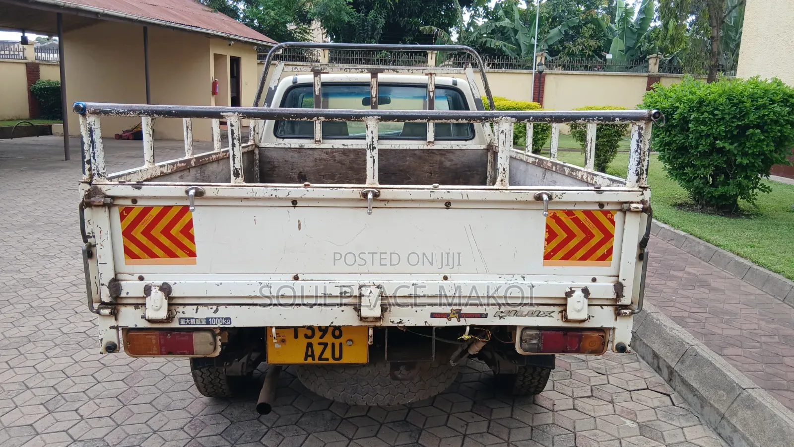 Toyota Hilux 2001 White
