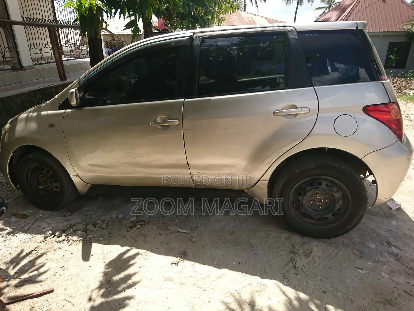 Toyota IST 2002 Gold