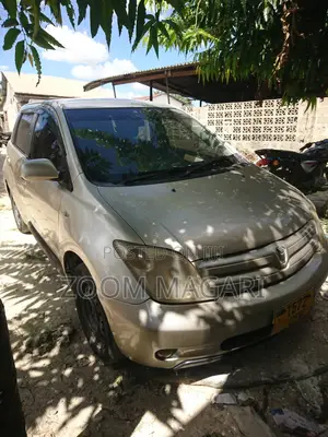 Toyota IST 2002 Gold