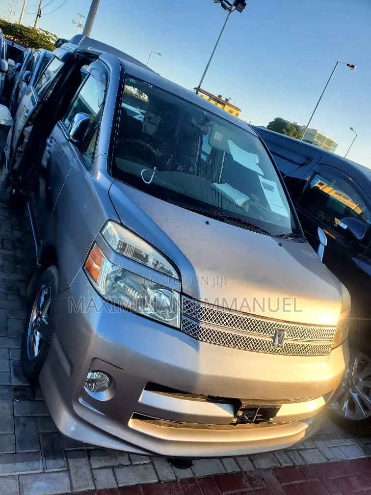 Toyota Noah 2009 Silver