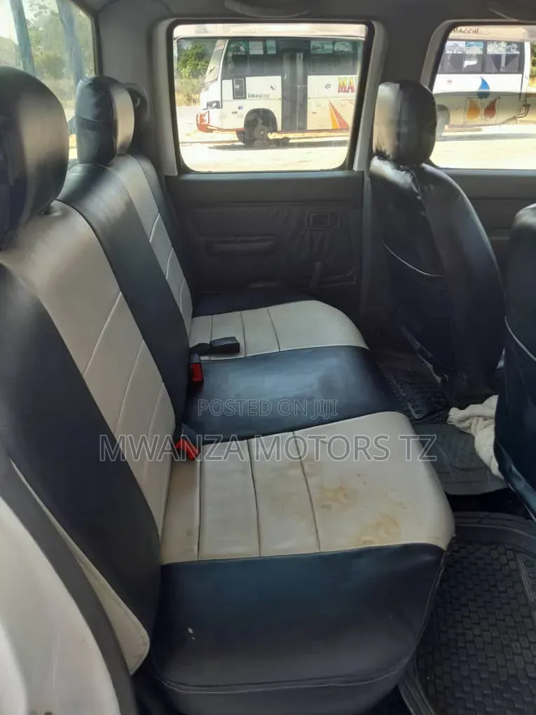Nissan Hardbody 2007 White