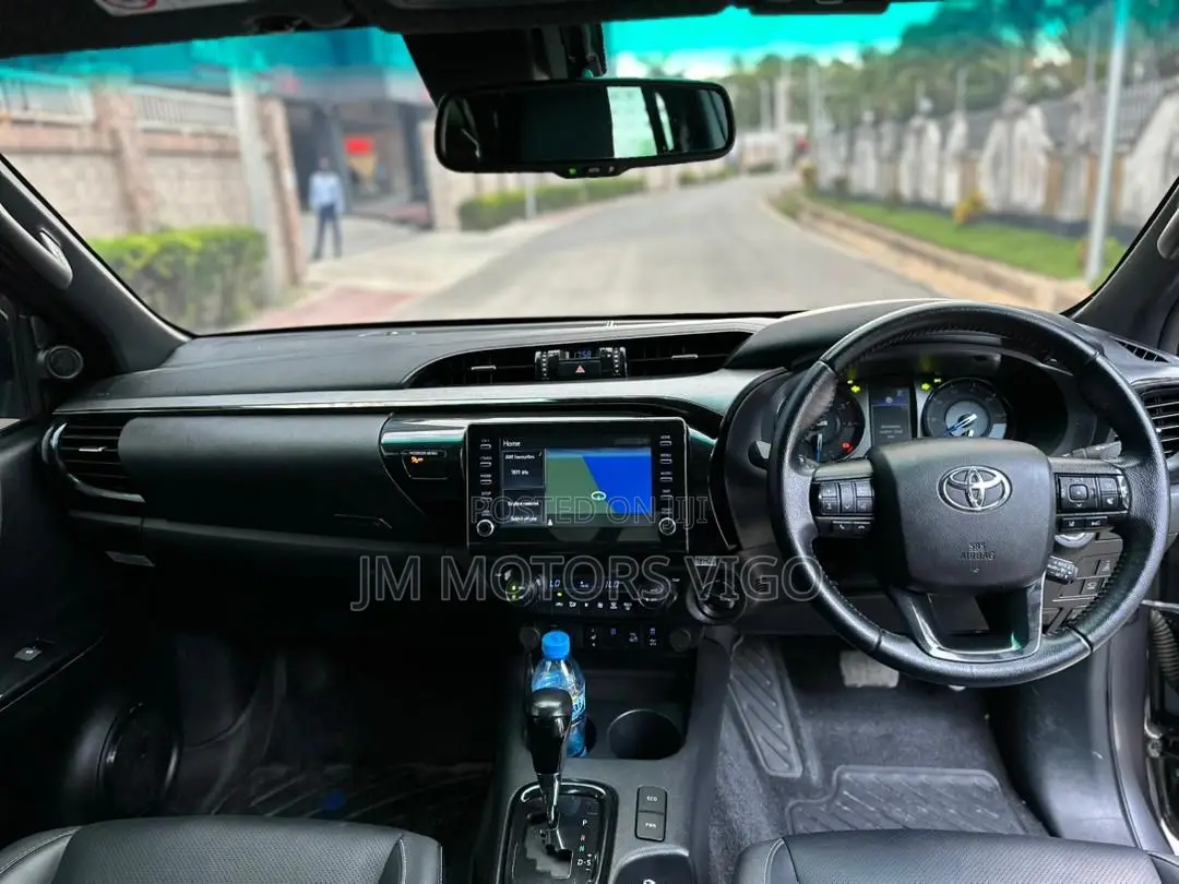 Toyota Hilux 2023 Gray