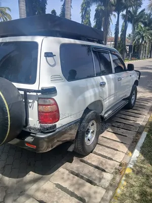 Toyota Land Cruiser 2005 White