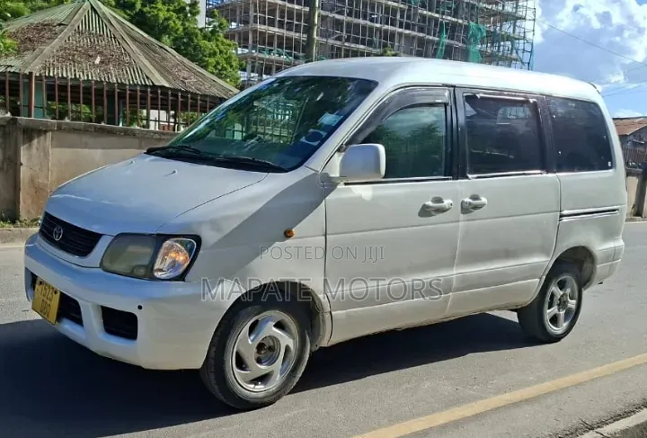 Toyota Noah 2.0 AWD (8 Seater) 2002 White