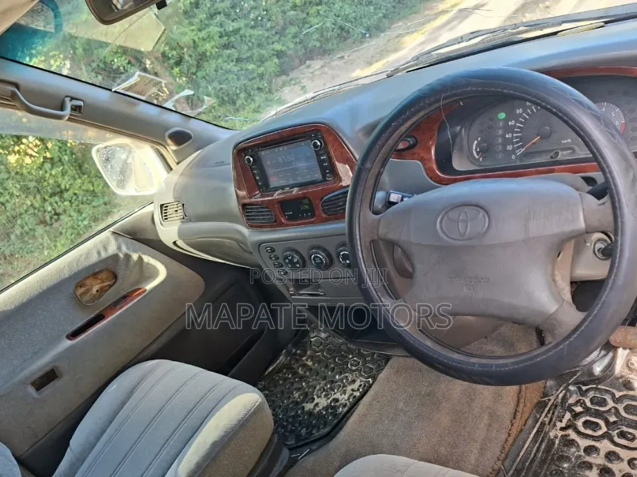 Toyota Noah 2.0 AWD (8 Seater) 2002 White