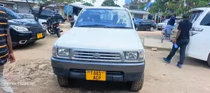 Toyota Hilux 2002 White