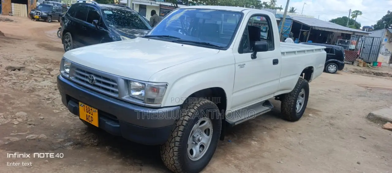 Toyota Hilux 2002 White
