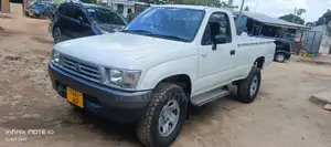 Toyota Hilux 2002 White