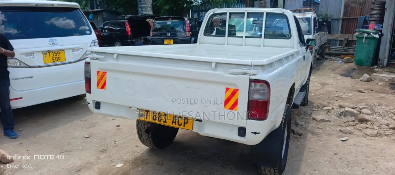 Toyota Hilux 2002 White