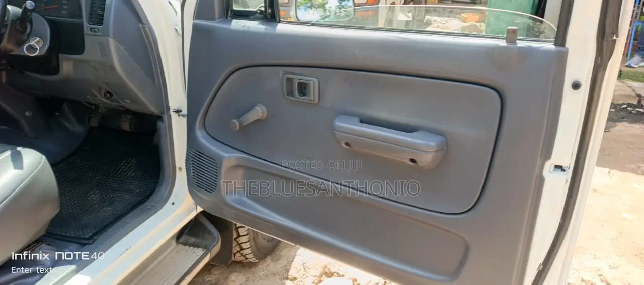 Toyota Hilux 2002 White