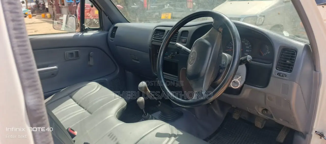 Toyota Hilux 2002 White