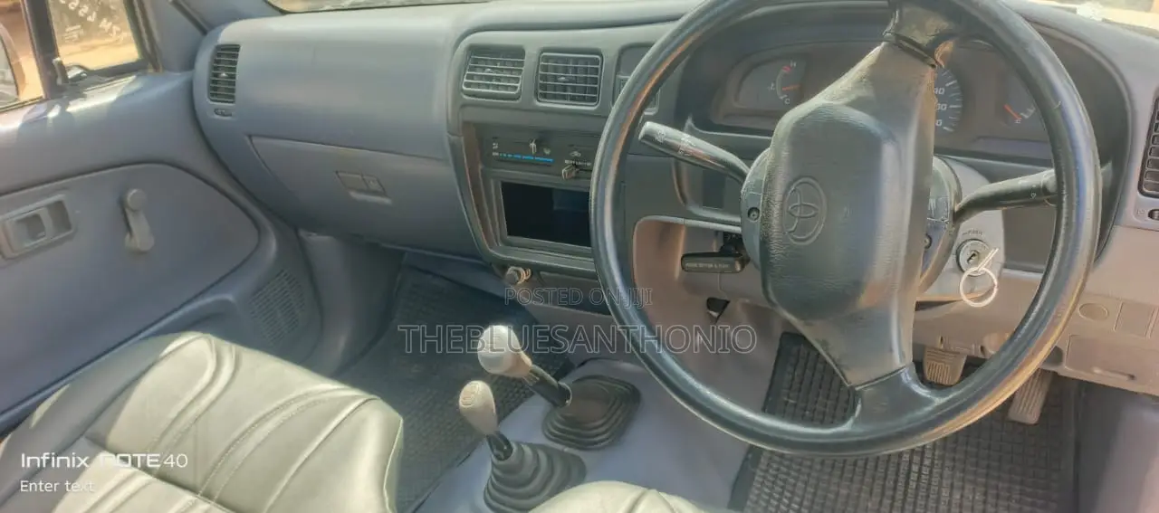 Toyota Hilux 2002 White