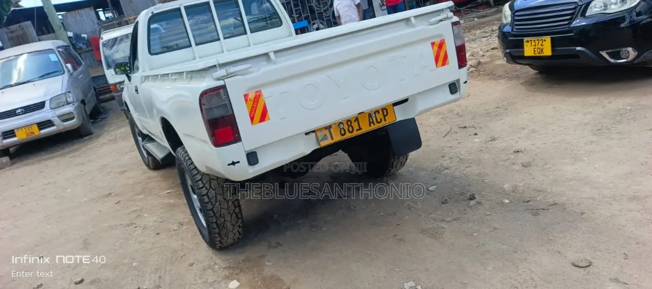 Toyota Hilux 2002 White