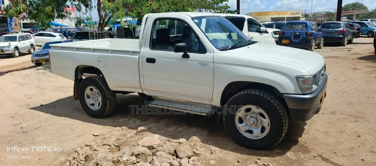 Toyota Hilux 2002 White