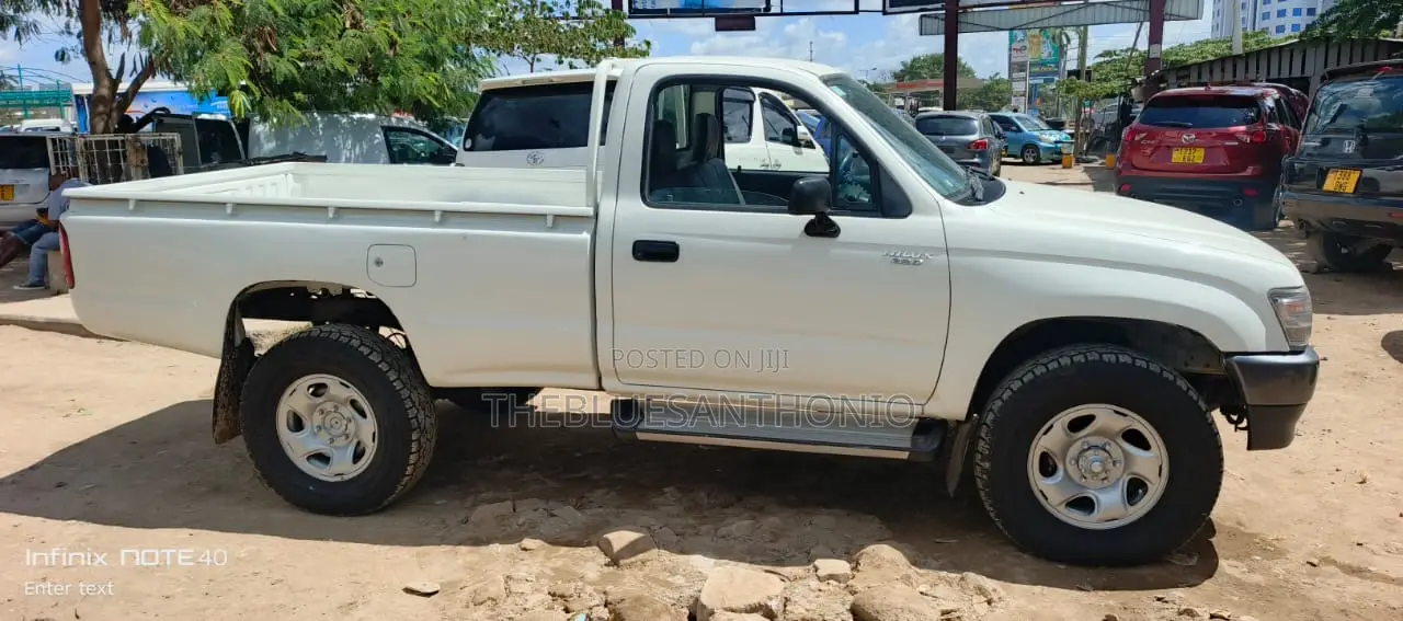 Toyota Hilux 2002 White
